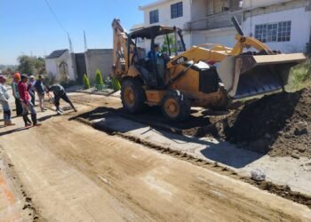 Inicia la reparación del drenaje en la calle Aquiles Serdán, Calpan