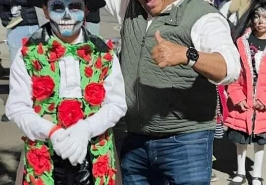 José Cinto Bernal, presidente del H. Ayuntamiento, participando en el desfile, celebrando la cultura y tradiciones del Día de Muertos.