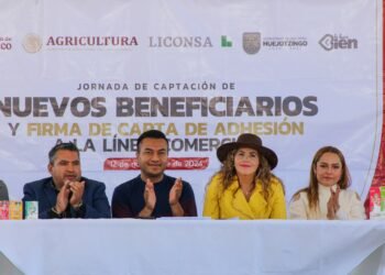 El Presidente Municipal de Huejotzingo, Roberto Solís Valles, firma carta de adhesión con Liconsa junto a Iliana Paola Ruiz García y Valentín Medel Hernández, en un esfuerzo por combatir la desnutrición en el municipio.