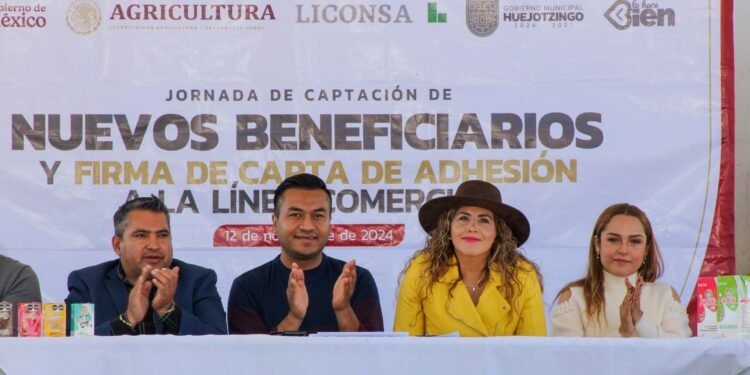 El Presidente Municipal de Huejotzingo, Roberto Solís Valles, firma carta de adhesión con Liconsa junto a Iliana Paola Ruiz García y Valentín Medel Hernández, en un esfuerzo por combatir la desnutrición en el municipio.