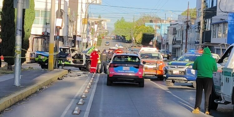 Taxista fallece y policía resulta herida tras choque en blvr. 5 de mayo