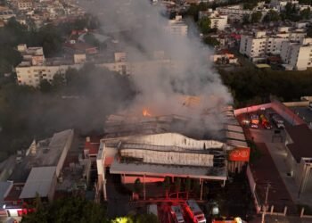 Rescatan con vida a joven durante incendio en tienda La Gran Bodega Amalucan