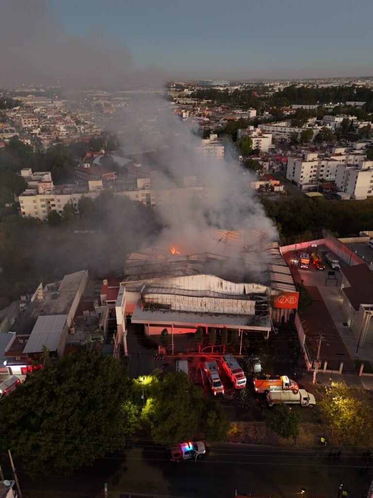 Rescatan con vida a joven durante incendio en tienda La Gran Bodega Amalucan