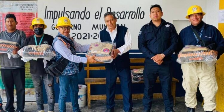 Agradecen a Presidente de Calpan por Nuevos Uniformes para Policías y Protección Civil