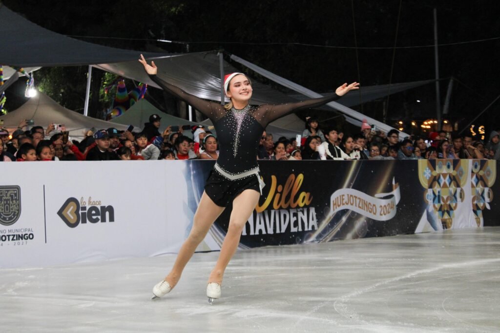 Inauguran pista de hielo en la Primera Edición de la "Villa Navideña" en Huejotzingo