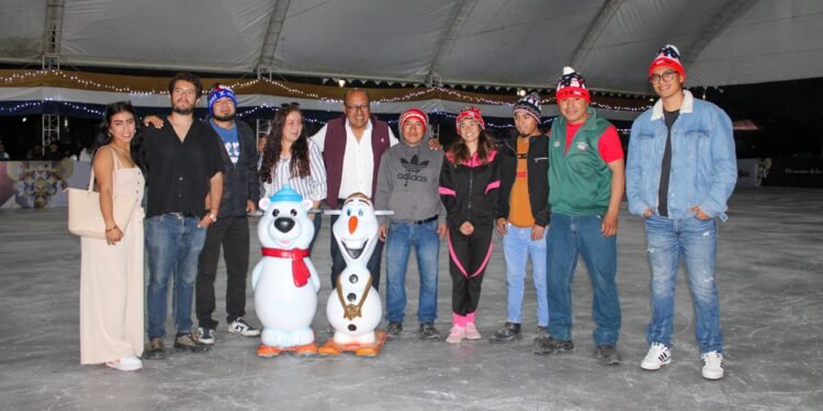 Inauguran pista de hielo en la Primera Edición de la "Villa Navideña" en Huejotzingo