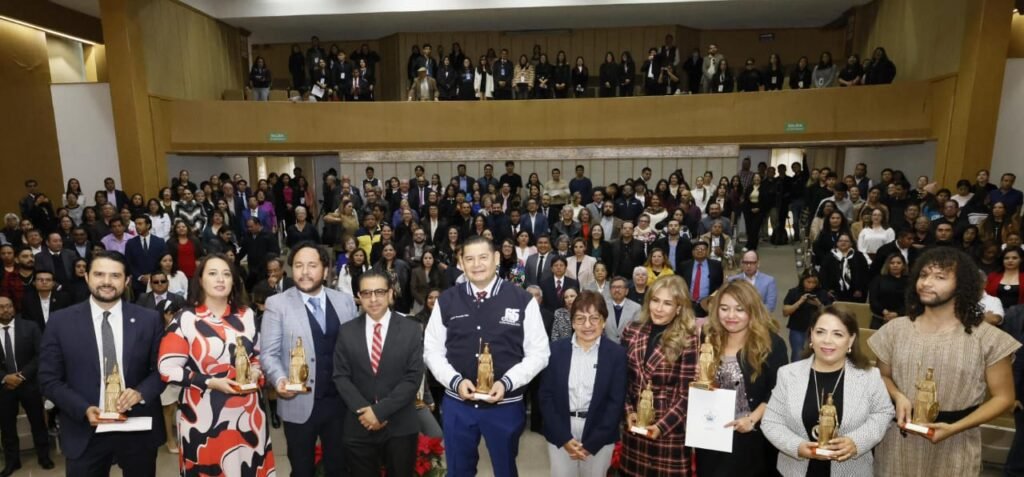 BUAP otorga la Presea Minerva a la Excelencia a Alejandro Armenta