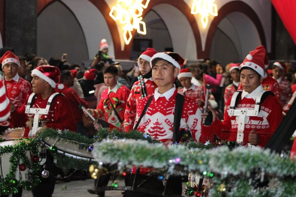 Huejotzingo deslumbra con su "Desfile Navideño" y continúa la "Villa Navideña"