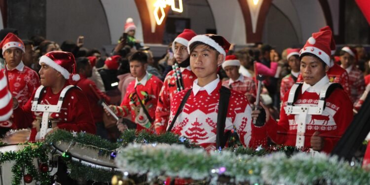 Huejotzingo deslumbra con su "Desfile Navideño" y continúa la "Villa Navideña"