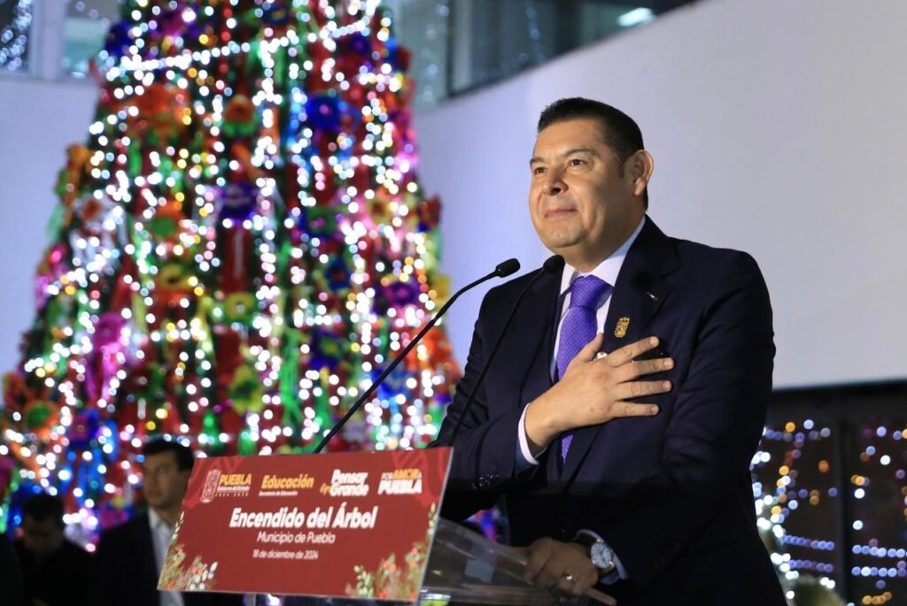 Alejandro Armenta realiza el encendido del árbol de Navidad en la Secretaría de Educación