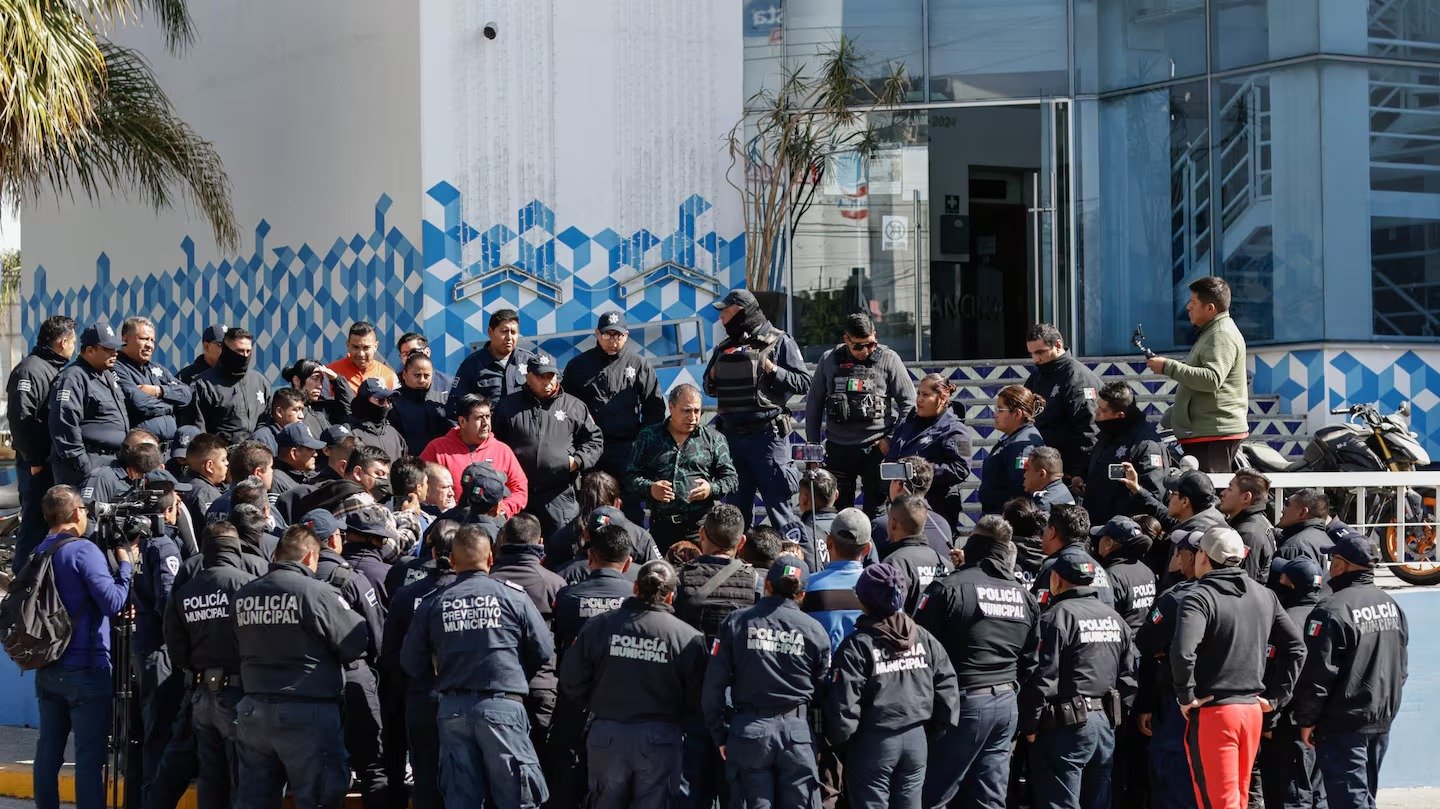 Policías de Cuautlancingo exigen pago de aguinaldo aprobado en administración anterior