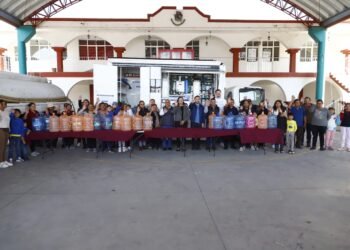 Tonantzin Fernández lleva agua purificada gratuita a San Cosme Texintla