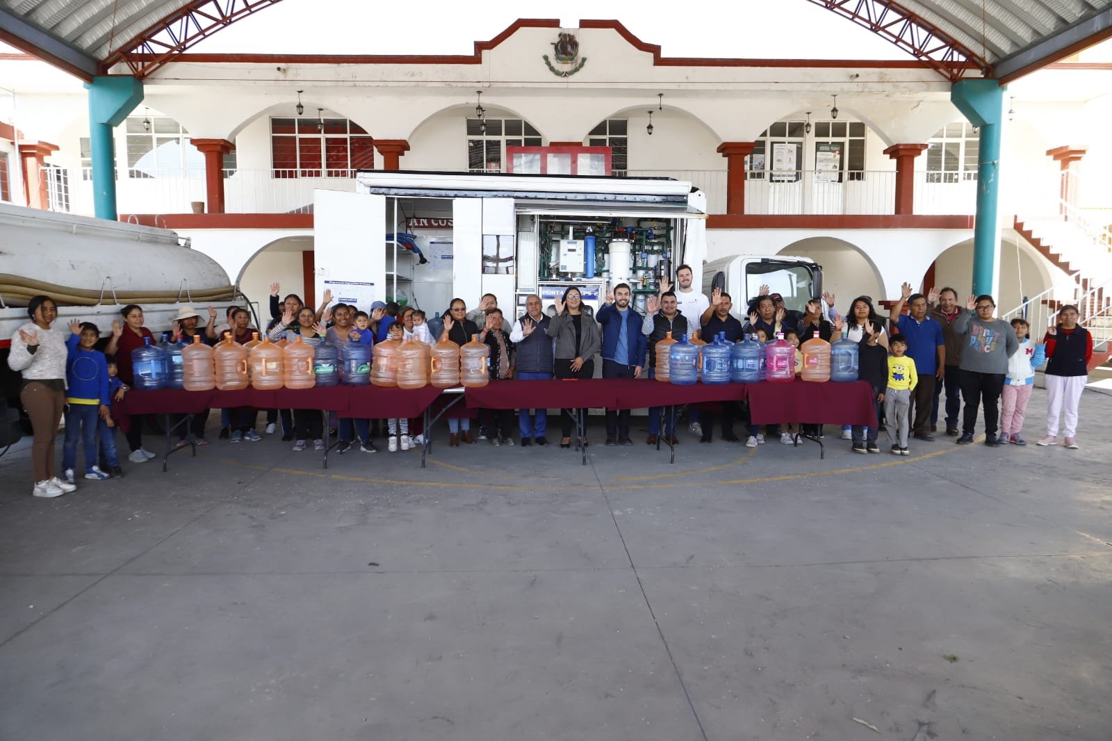 Tonantzin Fernández lleva agua purificada gratuita a San Cosme Texintla