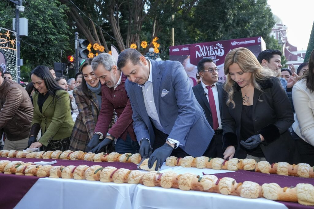 Puebla celebra con Rosca de Reyes Monumental de 2 Kilómetros