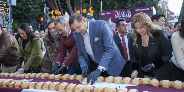 Puebla celebra con Rosca de Reyes Monumental de 2 Kilómetros