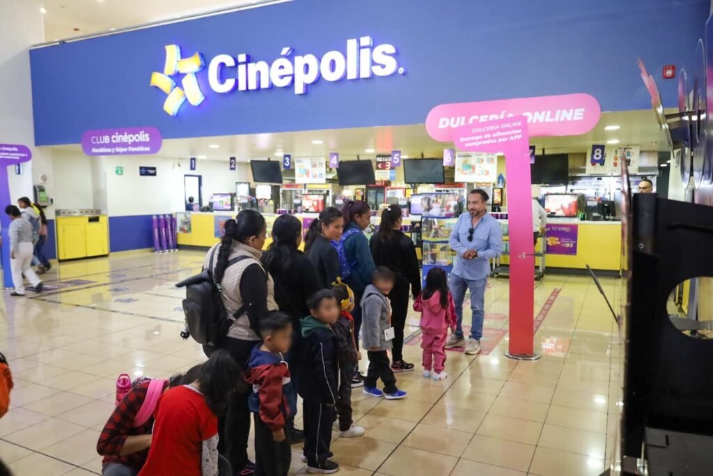 Niñas y niños de Calpan disfrutan de una tarde de cine
