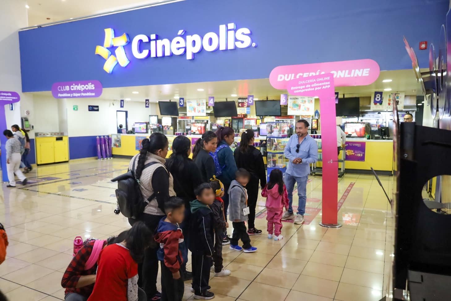 Niñas y niños de Calpan disfrutan de una tarde de cine