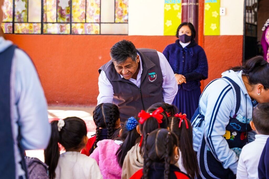 Vicente Sánchez celebra el Día de Reyes con visitas a escuelas de Calpan