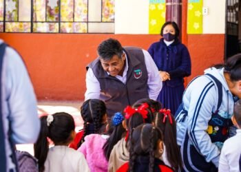 Vicente Sánchez celebra el Día de Reyes con visitas a escuelas de Calpan