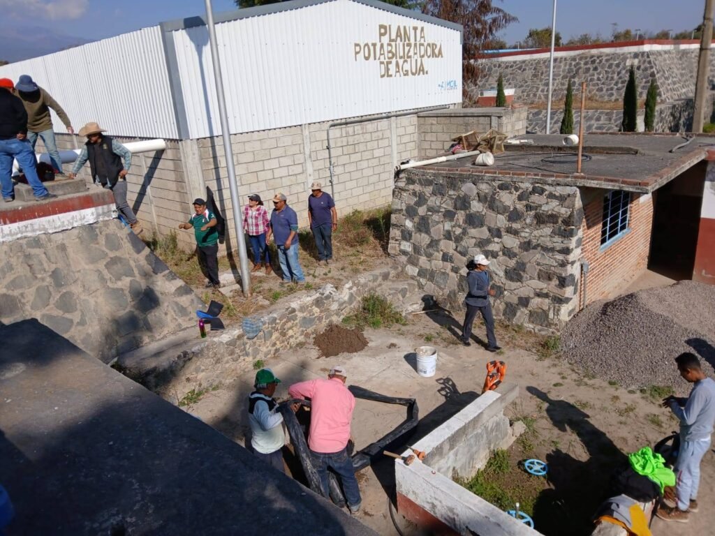 Gobierno de Calpan realiza labores de mantenimiento en depósitos de agua