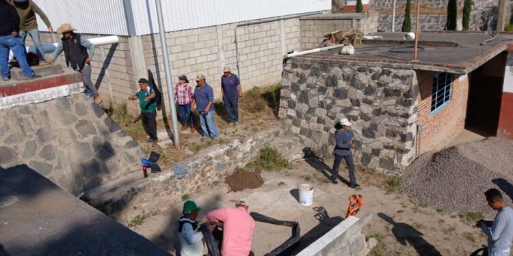 Gobierno de Calpan realiza labores de mantenimiento en depósitos de agua