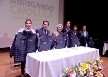 “Abrigando Cholula”: Entregan Chamarras para Adultos Mayores en Programa Municipal