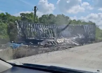 Accidente entre tres tractocamiones en Campeche deja dos muertos