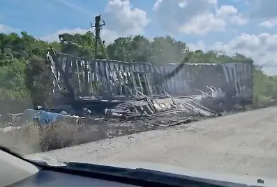 Accidente entre tres tractocamiones en Campeche deja dos muertos