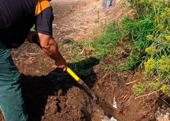 Reparan fuga de agua en calle Guadalupe en Chiautzingo