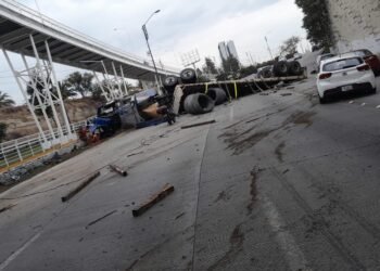 Volcadura de tráiler provoca caos vial en Periférico Ecológico