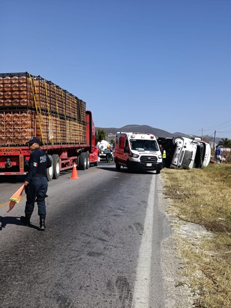 Alerta sanitaria tras volcadura de tractocamión con gallinas en la Tehuacán-Orizaba