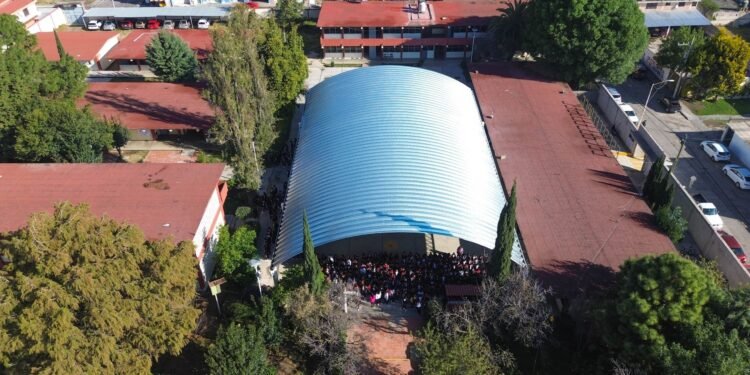 📢 ¡Buenas noticias para la educación en #Huejotzingo! 🎓 El presidente municipal, Roberto Solís Valles, inauguró el techado de la plaza cívica de la Secundaria “Plutarco Elías Calles” y anunció más mejoras para la escuela. #Educación #Infraestructura