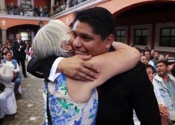 Omar Muñoz rindiendo su informe de 100 días en Cuautlancingo.