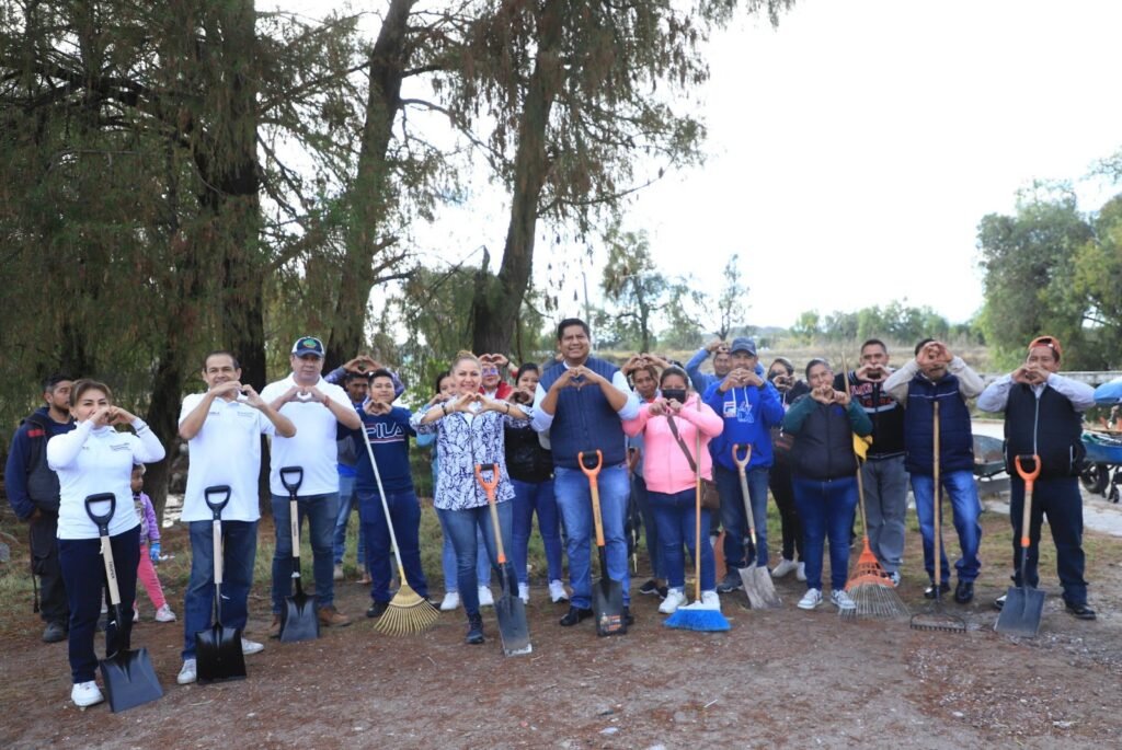 Realizan faena comunitaria para limpiar el Río Alpatláhuac y rehabilitar su puente