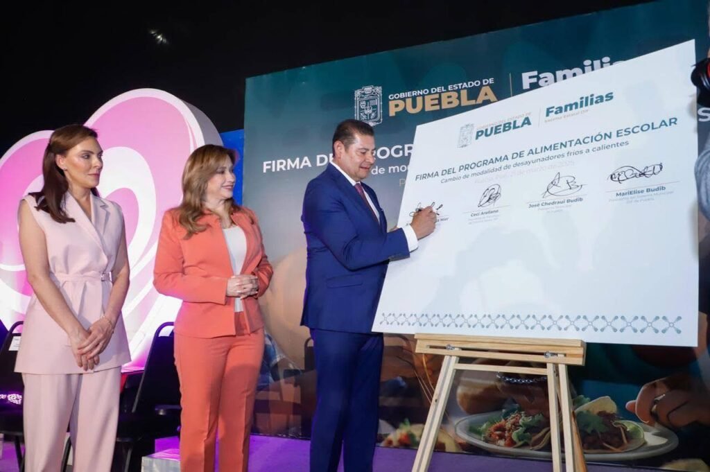 SMDIF Xoxtla asiste a la firma del Convenio para el Cambio de Modalidad de Desayunos Fríos a Calientes