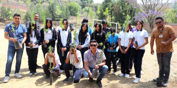 Ocoyucan realiza el programa “Escuelas Verdes” con entrega de árboles frutales