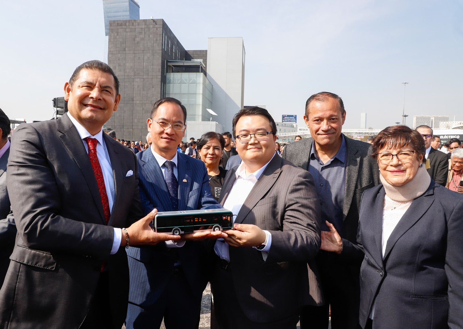 Armenta entrega unidades eléctricas e híbridas en Puebla