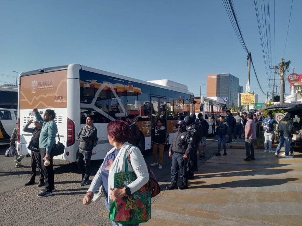 Refuerzan operativos contra taxis pirata en la Vía Atlixcáyotl