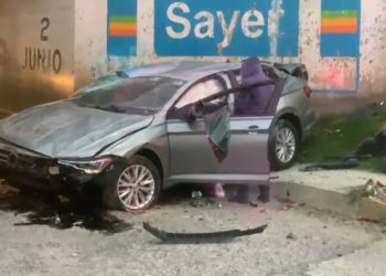 Auto cae del Periférico Ecológico en Cuautlancingo