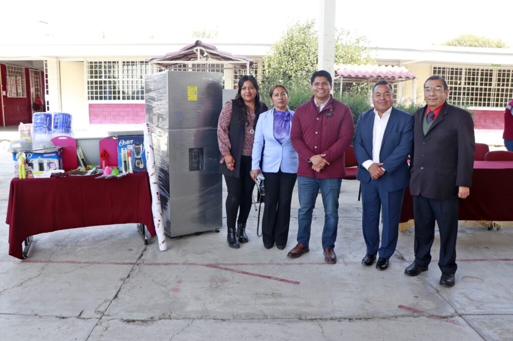 Omar Muñoz entrega equipamiento a comedores escolares en Cuautlancingo