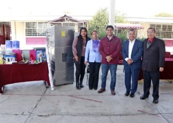 Omar Muñoz entrega equipamiento a comedores escolares en Cuautlancingo