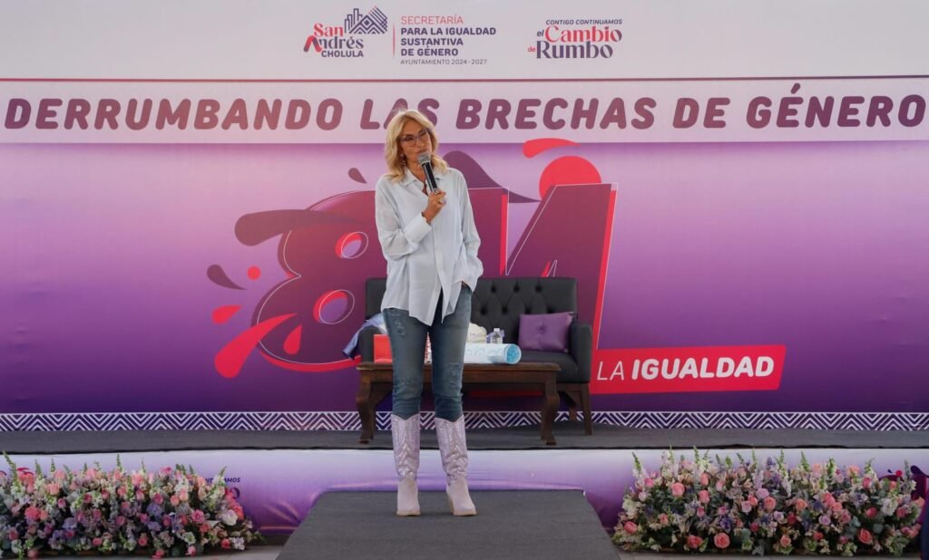 Adela Micha realiza una platica por el Día Internacional de la Mujer en San Andrés Cholula