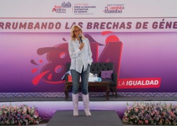 Adela Micha realiza una platica por el Día Internacional de la Mujer en San Andrés Cholula
