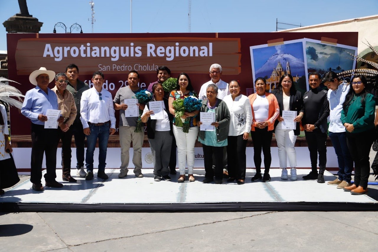 Productores poblanos ofrecen sus productos en el Agrotianguis Regional en San Pedro Cholula