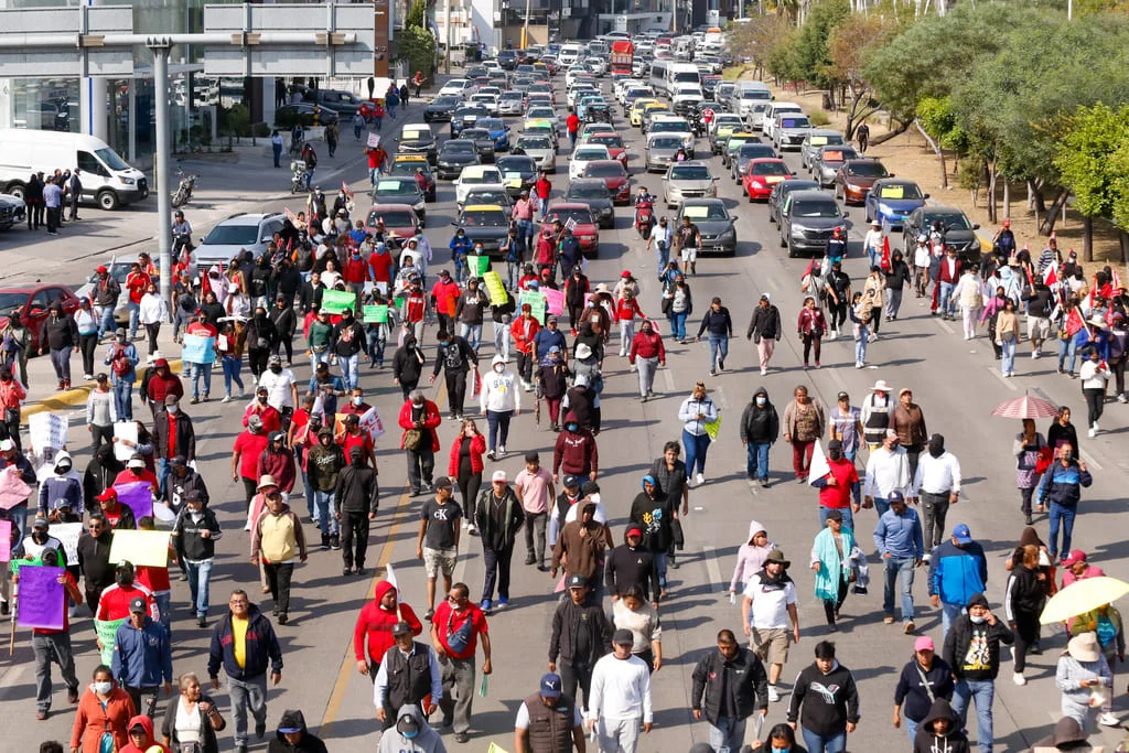 Taxis pirata y la 28 de Octubre bloquean Vía Atlixcáyotl en protesta contra operativos