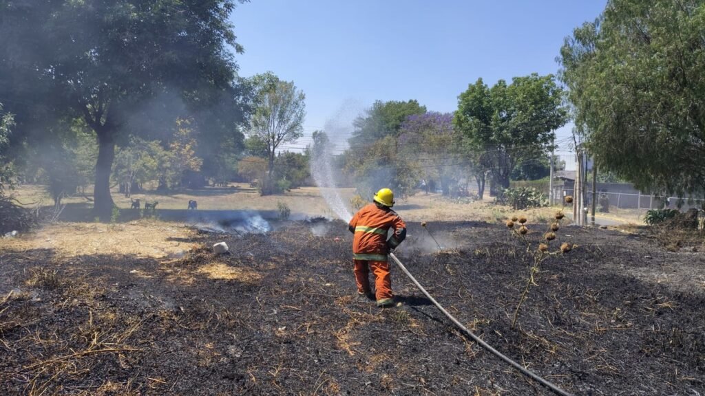 Bomberos de Cuautlancingo controlan incendio de pastizal