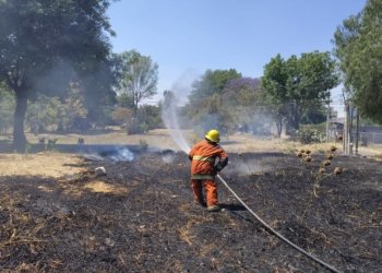Bomberos de Cuautlancingo controlan incendio de pastizal