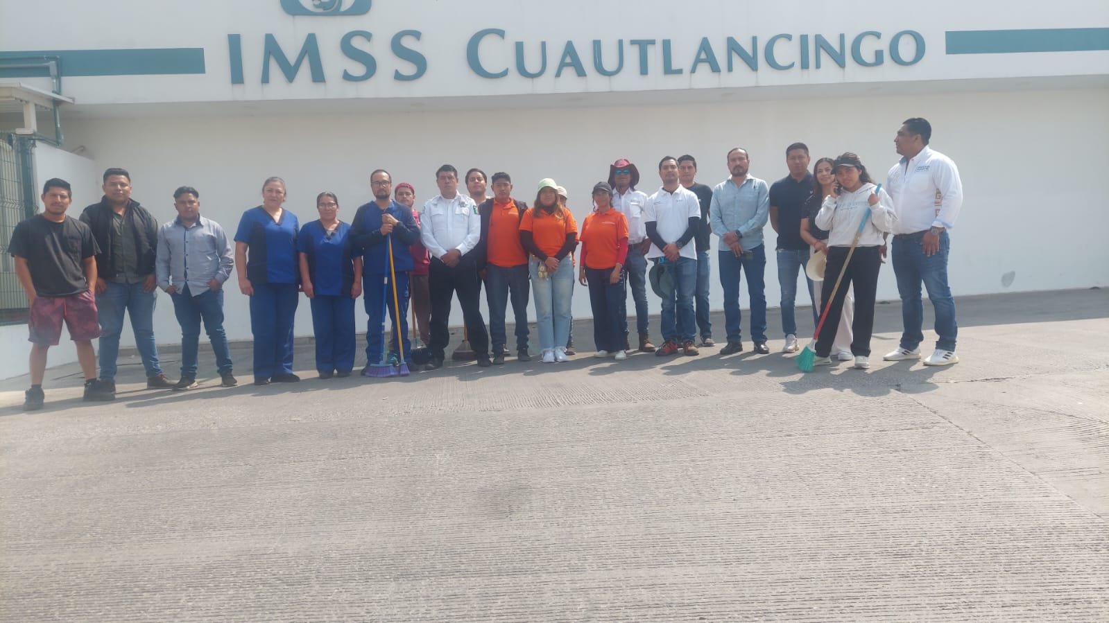 Cuautlancingo mejora entorno del Hospital IMSS 35 con faena ciudadana