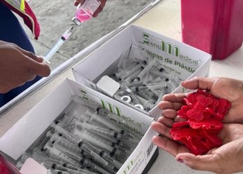 Domingo Arenas realiza campaña de vacunación antirrábica