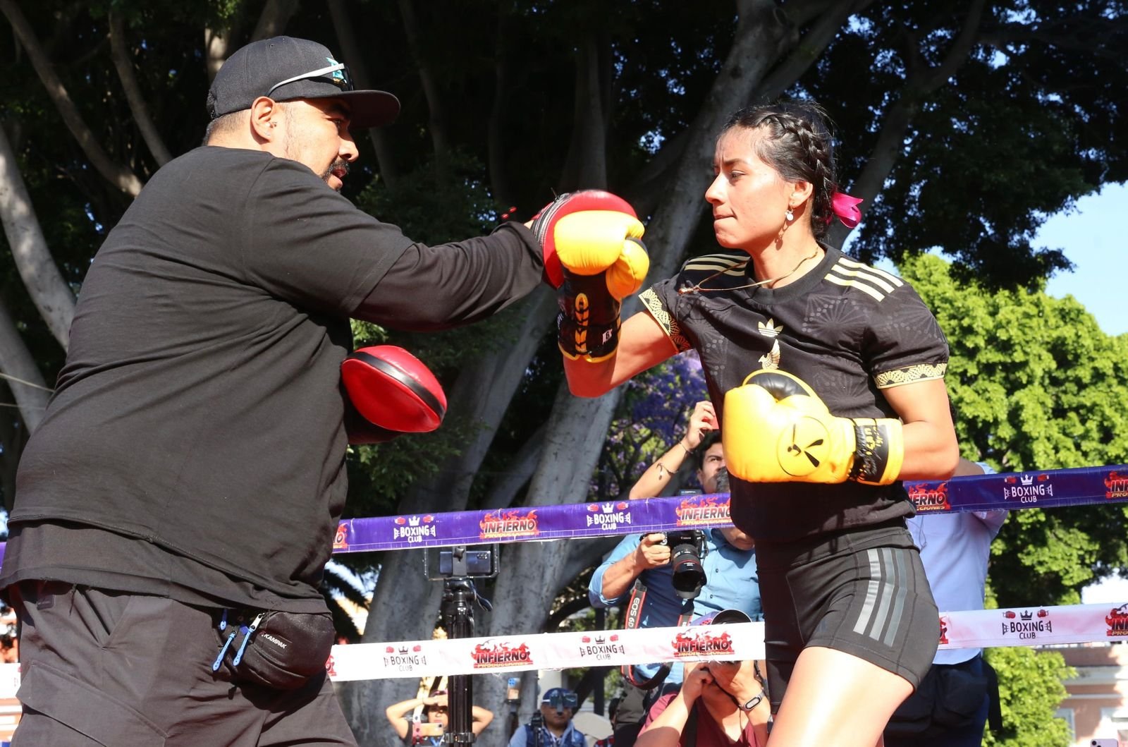 Gaby "La Bonita" Sánchez realiza entrenamiento en el Zócalo de Puebla
